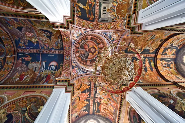 2022年10月14日 希腊克里特岛首府圣米纳斯大教堂的内观 教堂内挂满了宗教天花板画和华丽的吊灯 — 图库照片