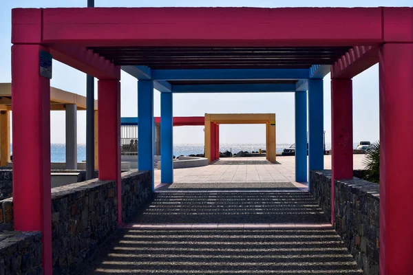 ギリシャクレタ島イエラパトラ2022年10月12日 リビア海のヨーロッパ最南端の都市の海の遊歩道上のミーティングポイントと休憩所としてカラフルなインストール — ストック写真