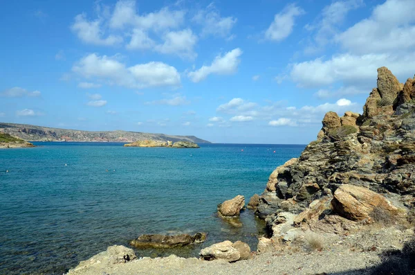 ギリシャ ヴァイのビーチは人気がありますが 島の極端な北東部に砂のビーチがある多くのヤシの木のために地域に到達し 保護することは困難です — ストック写真