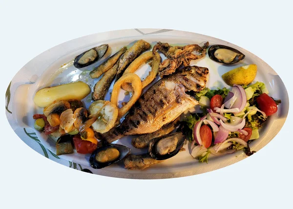 地中海菜肴 盘上有各种海鲜 海鲱鱼 沙丁鱼 贻贝和蔬菜 — 图库照片