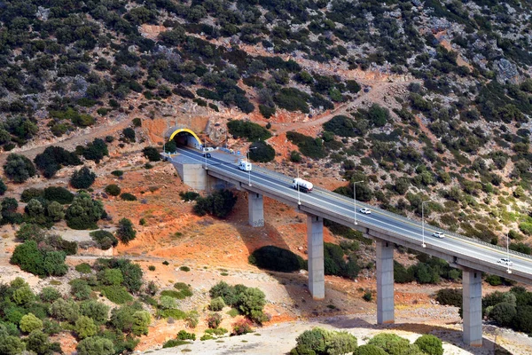 ギリシャ クレタ島の谷の交差点とトンネルと高速道路E75 — ストック写真