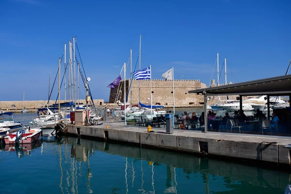 2022年10月14日 克里特岛 Crete Island 的首府 那里是游艇和渔船的小港口 岛上有威尼斯要塞Koules和港口餐厅里的居民 — 图库照片
