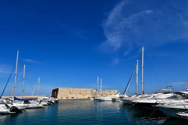 2022年10月14日 克里特岛首府 游艇和渔船与威尼斯要塞库尔斯的小港口 — 图库照片