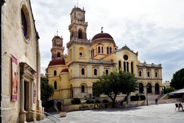 Iraklio Grecia Octubre 2022 Personas Identificadas Plaza Frente Catedral Agios — Foto de Stock