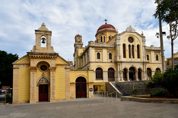 伊拉克里奥 克里特岛的首府 阿吉奥斯 米纳斯大教堂和老阿吉奥斯米纳斯教堂 — 图库照片