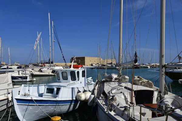 2022年10月14日 克里特岛首府 游艇和渔船与威尼斯要塞库尔斯的小港口 — 图库照片