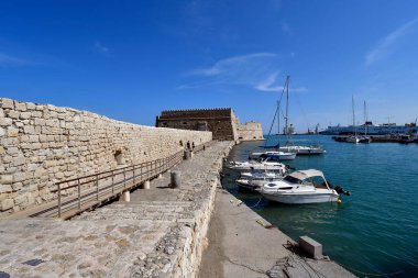 Iraklio, Yunanistan - 14 Ekim 2022: Girit Adası 'nın başkenti, Venedik kalesine giden küçük yat ve balıkçı tekneleri limanı