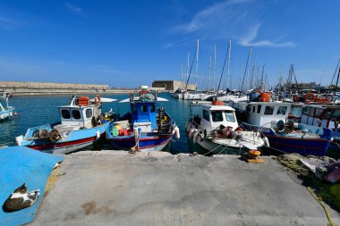 Iraklio, Yunanistan - 14 Ekim 2022: Girit Adası 'nın başkenti, Venedik kalesi Koules ile küçük yat ve balıkçı tekneleri limanı