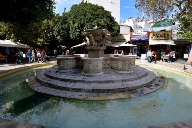 Iraklio, Yunanistan - 14 Ekim 2022: Girit Adası 'nın başkenti, Morozini çeşmesinde kimliği belirsiz insanlar - 17. yüzyıldan kalma bir Venedik binası ve simgesi