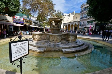 Iraklio, Yunanistan - 14 Ekim 2022: Girit Adası 'nın başkenti Morozini' de kimliği belirsiz kişiler 17. yüzyıldan kalma bir Venedik binası ve arka planda belediye galerisi