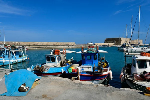 2022年10月14日 克里特岛首府 一些身份不明的人在小港口与威尼斯要塞库尔斯一起观光游艇和渔船 — 图库照片