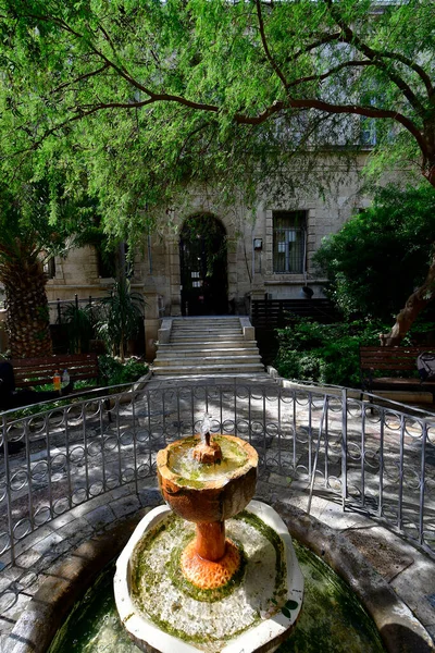 Yunanistan, Girit Adası 'nın başkenti Iraklio, küçük halk parkındaki çeşme