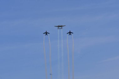 Zeltweg, Avusturya - 03 Eylül 2022: Styria 'da Airpower 22 adlı halka açık hava gösterisi, klasik avcı uçağı Lockheed P-38 Lightning ve iki Alpha Jets ile yapılan gösteri