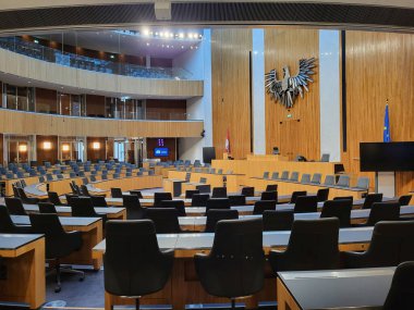 Viyana, Avusturya - 20 Mart 2023: Viyana Halkası boyunca en heybetli binalardan biri olan Avusturya 'nın yenilenmiş yeni parlamentosundaki büyük yönetim kurulu.