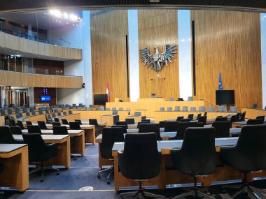 Viyana, Avusturya - 20 Mart 2023: Viyana Halkası boyunca en heybetli binalardan biri olan Avusturya 'nın yenilenmiş yeni parlamentosundaki büyük yönetim kurulu.