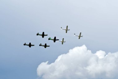 Zeltweg, Avusturya - 03 Eylül 2022: Styria 'daki halka açık hava gösterisi, Airpower 22, Diamond DA40 ve Pilatus PC-6 pervane uçakları