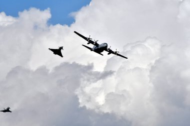 Zeltweg, Avusturya - 03 Eylül 2022: Styria 'daki halka açık hava gösterisi Hava Kuvvetleri 22, Avusturya Hava Kuvvetleri' nin iki Eurofighter jeti ve Herkül C130 nakliye uçağıyla kesişme manevrası
