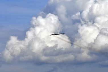Zeltweg, Avusturya - 03 Eylül 2022: Styria 'da Hava Kuvvetleri 22 adlı halka açık hava gösterisi, bulutlu gökyüzüne sahip bir B-52 Stratocastle bombardıman uçağı üzerinde uçtu
