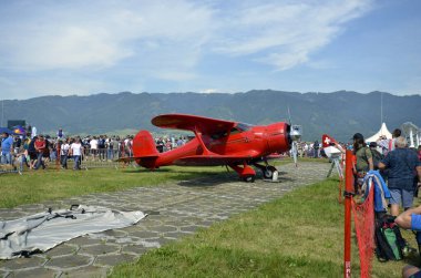 Zeltweg, Avusturya - 03 Eylül 2022: Styria 'daki halka açık hava gösterisi Hava Kuvvetleri 22, Beech D175 çift kanatlı bir uçağı sersemletiyor