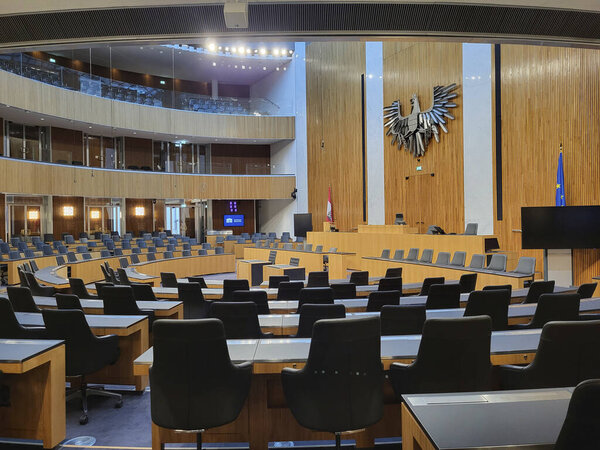 Вена, Австрия - 20 марта 2023 года: Большой зал заседаний нового обновленного парламента Австрии, одно из самых внушительных зданий вдоль Венской Рингштрассе