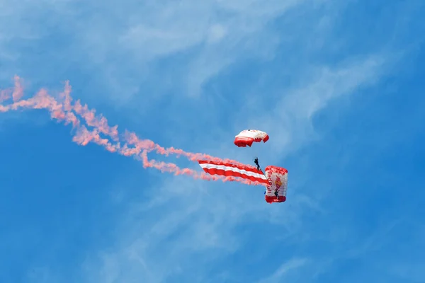 2022年9月3日 オーストリア ゼルトヴェーク オーストリア国旗を掲揚した2人のパラシューティスト エアパワー22というシュタイリアのパブリック航空ショー — ストック写真