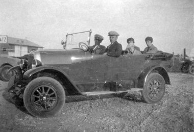 Avusturya, yıl 1929 - Aspern havaalanında üstü açık eski bir arabada kimliği belirsiz insanlar.