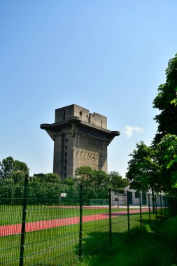 Avusturya, 2. Dünya Savaşı 'ndan kalma iki uçaksavar kulesinden birine sahip Augarten Parkı, Viyana' nın 2. Bölgesi 'nde yeşil bir vaha, Viyana Korosu' nun ve Augarten Porselen Manufactory 'ın, ikinci küçük uçaksavar kulesi 