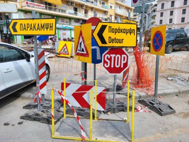 Kavala, Yunanistan - 15 Haziran 2023: halka açık bir meydanda yeniden tasarım çalışmaları sırasında çeşitli trafik işaretlerinin ve sapmaların düzenlenmesi