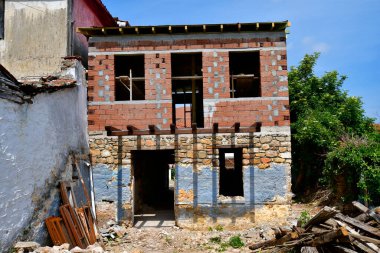 Yunanistan 'ın Arnea kenti - Halkidiki dağlarındaki pitoresk dağ köyünün eski temellerindeki bir evin yeniden inşası, aynı zamanda Arnaia adında tarihi bir köy.