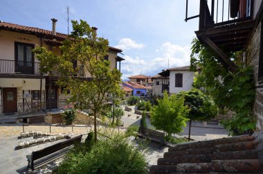 Arnea, Yunanistan - kısmen 19. yüzyıldan kalma renkli evler ve tarihi bir yer olan Halkidiki dağlarındaki pitoresk dağ köyünün kaldırımlı caddeleri