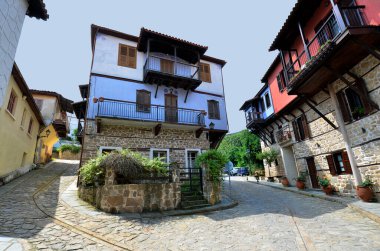 Arnea, Yunanistan - kısmen 19. yüzyıldan kalma renkli evler ve Halkidiki dağlarındaki pitoresk dağ köyünün kaldırımlı caddeleri