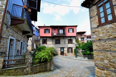 Arnea, Yunanistan - kısmen 19. yüzyıldan kalma renkli evler ve Halkidiki dağlarındaki pitoresk dağ köyünün kaldırımlı caddeleri, aynı zamanda Arnaia adında tarihi bir köy.