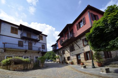 Arnea, Yunanistan - kısmen 19. yüzyıldan kalma renkli evler ve Halkidiki dağlarındaki pitoresk dağ köyünün kaldırımlı caddeleri, aynı zamanda Arnaia adında tarihi bir köy.