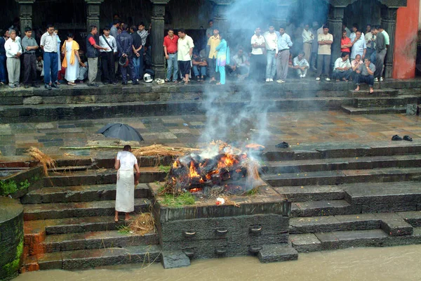 Pashupatinath Nepal Juli 2004 Trauernde Bei Einer Rituellen Feuerbestattung Bagmati — Stockfoto