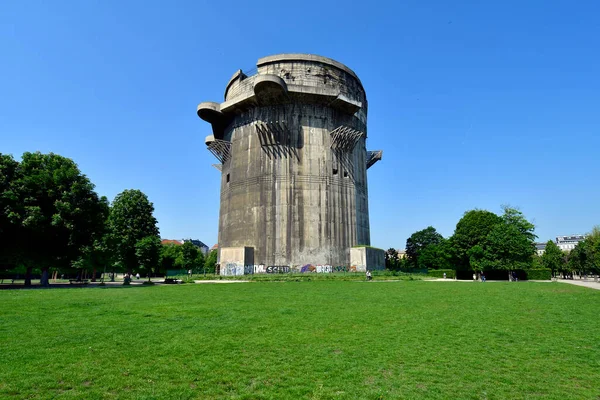 ウィーン オーストリア 2023年5月21日 第二次世界大戦からの2つのフラークタワーの1つ ウィーンの第2地区の緑のオアシス ウィーン少年合唱団とオーガンテン磁器工場とRのための好ましい場所 — ストック写真