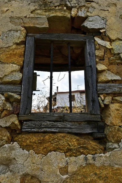 希腊阿内亚 通过一个古老的格子窗眺望哈尔基迪基山区风景如画的山村 哈尔基迪基山村也是一个历史名村 名叫阿纳亚 — 图库照片