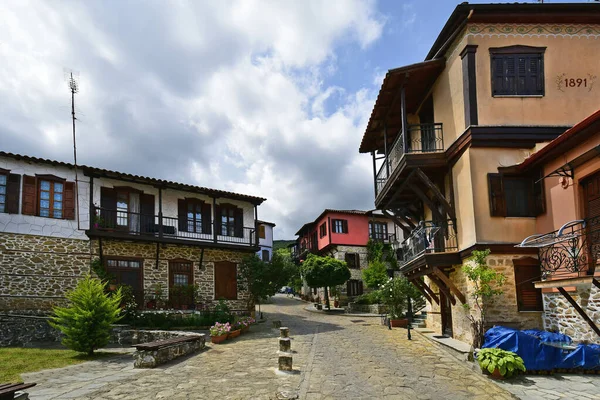 希腊阿内亚 部分是19世纪的五彩缤纷的房屋 位于Halkidiki山中风景如画的山村的鹅卵石街道上 Halkidiki是一个也叫Arnaia的历史性村庄 — 图库照片