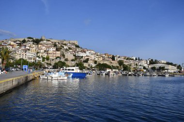 Kavala, Yunanistan - 13 Haziran 2023: Ege Denizi üzerindeki şehir panoramik manzarası renkli evler, liman, şehir duvarları ve ortaçağ kalesi