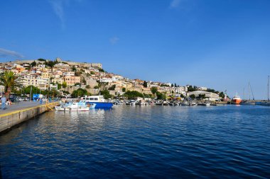 Kavala, Yunanistan - 13 Haziran 2023: Ege Denizi üzerindeki şehir panoramik manzarası renkli evler, liman, şehir duvarları ve ortaçağ kalesi