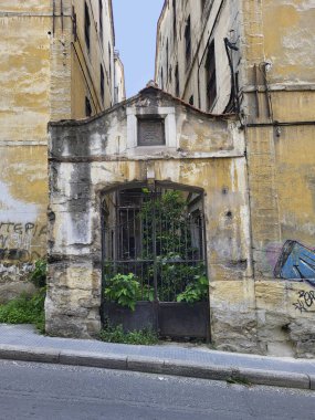 Kavala, Yunanistan - 13 Haziran 2306: Eski tütün deposuna giriş ve depo, ne yazık ki ıssız bir durumda - şehir eskiden tütün ticaretinin merkeziydi