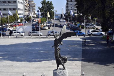 Kavala, Yunanistan - 13 Haziran 2023: Şehir parkında Tanrıça Nike 'ın heykeli.