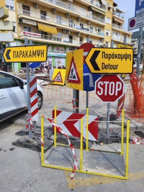 Kavala, Yunanistan - 15 Haziran 2023: halka açık bir meydanda yeniden tasarım çalışmaları sırasında çeşitli trafik işaretlerinin ve sapmaların düzenlenmesi