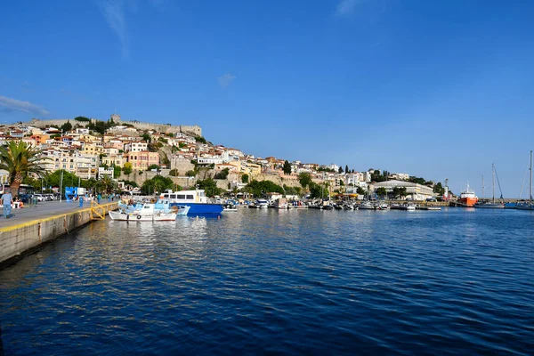 希腊卡瓦拉 2023年6月13日 爱琴海上城市全景 城墙和中世纪城堡五彩斑斓 — 图库照片