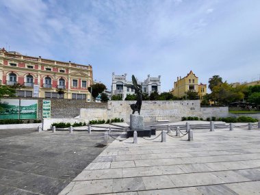 Kavala, Yunanistan - 15 Haziran 2023: Tanrıça Nike heykeli ve heykeltraş Dionysis Gerolimatos tarafından yaratılan kahramanlar için anıt ve Yunan halkının antik çağlardan 1940 yılına kadar süren mücadelelerine atıfta bulunuyor.