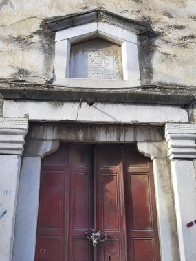 Kavala, Yunanistan - 13 Haziran 2306: Eski tütün deposuna ve depoya Arapça karakterlerle giriş, ne yazık ki ıssız bir durumda - şehir tütün ticaretinin merkeziydi.