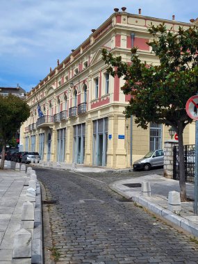 Kavala, Yunanistan - 15 Haziran 2023: Büyük Kulüp farklı etkinlikler, sergiler ve satranç kulüpleri için kullanılan neoklasik tarzda inşa edildi