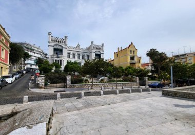 Kavala, Yunanistan - 15 Haziran 2023: Ege Denizi üzerindeki belediye binası ve kent simgesi