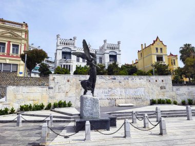 Kavala, Yunanistan - 15 Haziran 2023: Tanrıça Nike heykeli ve heykeltraş Dionysis Gerolimatos tarafından yaratılan kahramanlar için anıt ve Yunan halkının antik çağlardan 1940 yılına kadar süren mücadelelerine atıfta bulunuyor.
