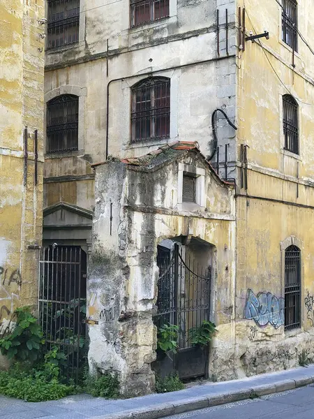 Kavala, Yunanistan - 13 Haziran 2306: Eski tütün deposuna giriş ve depo, ne yazık ki ıssız bir durumda - şehir eskiden tütün ticaretinin merkeziydi