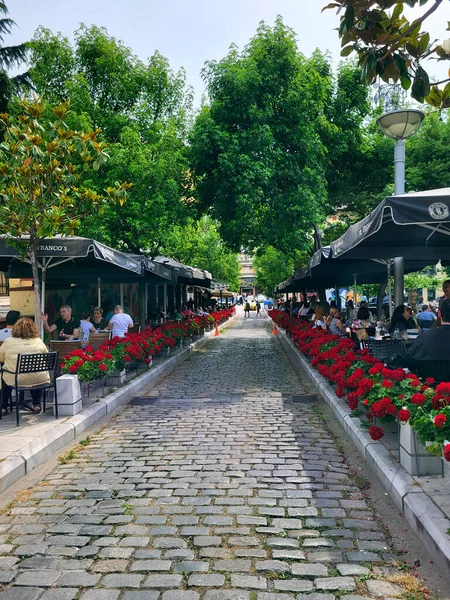 Kavala Griechenland Juni 2023 Unbekannte Gastgarten Auf Beiden Straßenseiten Entlang — Stockfoto